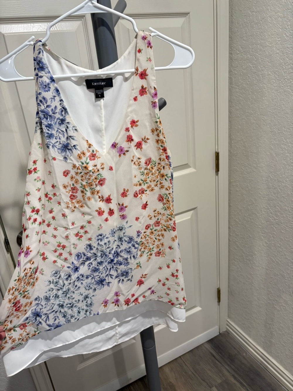 Karen Kane White Floral V-Neck Sleeveless Camisole